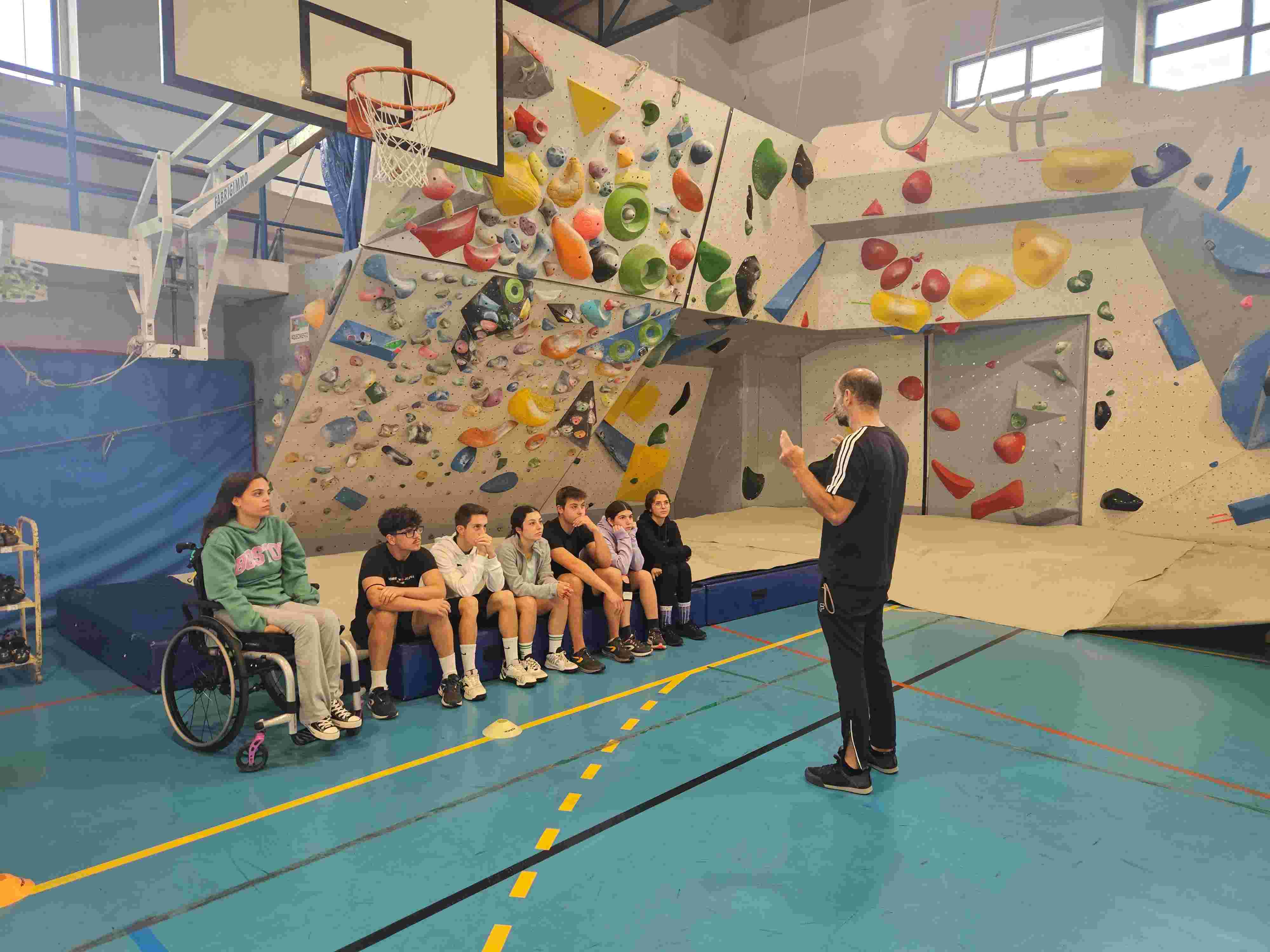 imagem geral da aula de escalada